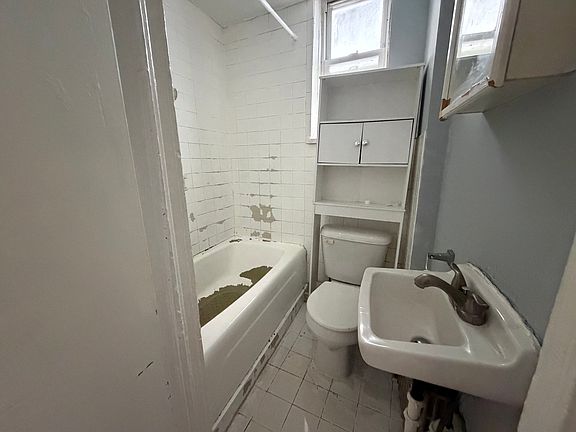 4th image of 12-16 Grant Ave #6