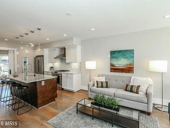 Living and kitchen combo