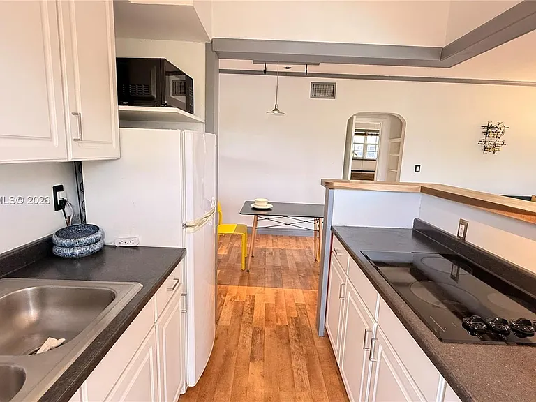8600 Byron Ave #8 — Photo 4