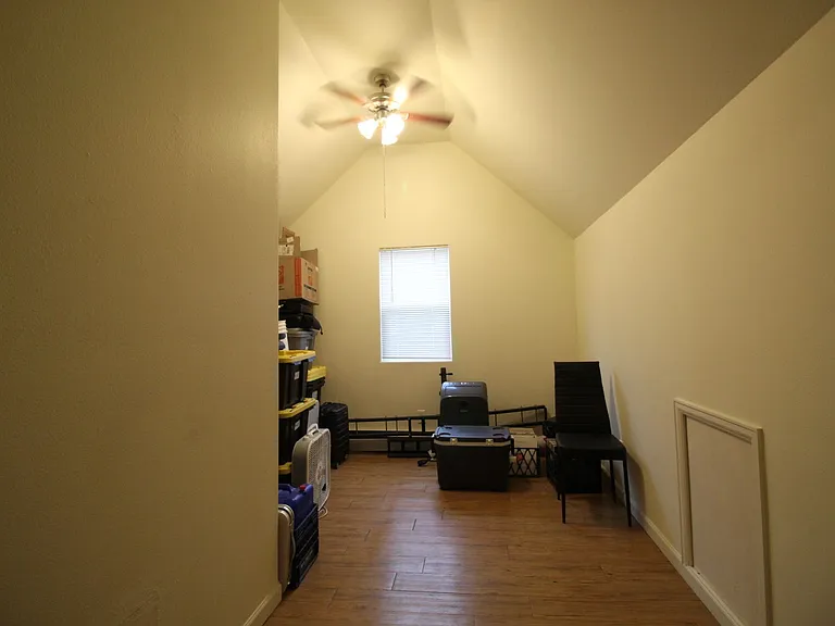 705 E 6th St — Photo 3