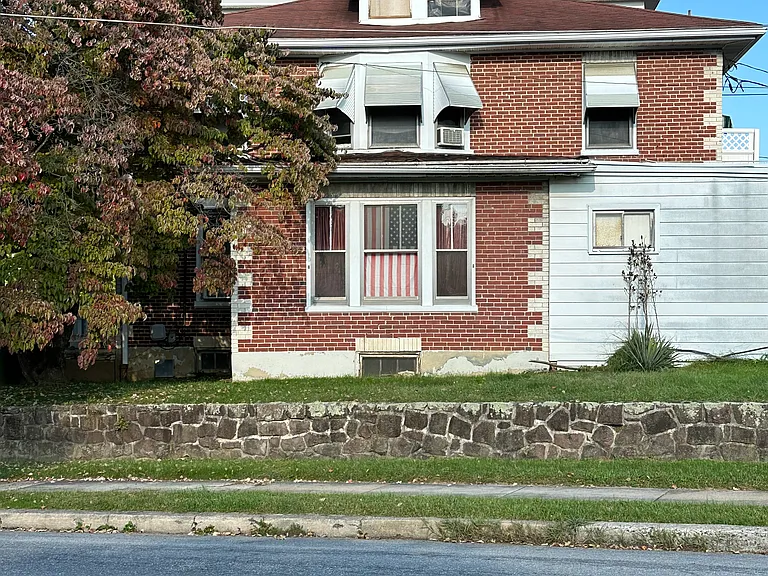 2 E Elm St — Photo 1