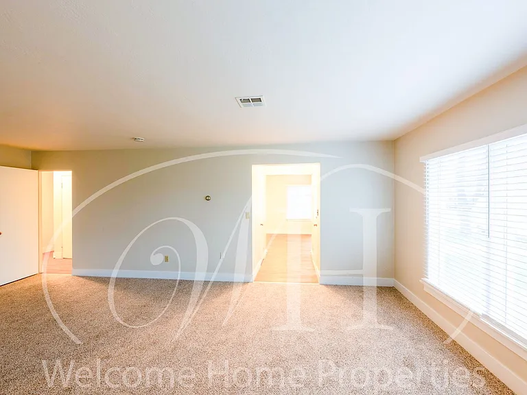 24 NE Ash Ave — Photo 8