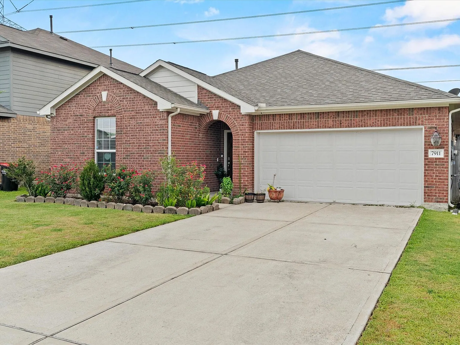 3 bed, 2.0 bath, 1863 sqft, $2,290 — Photo 1