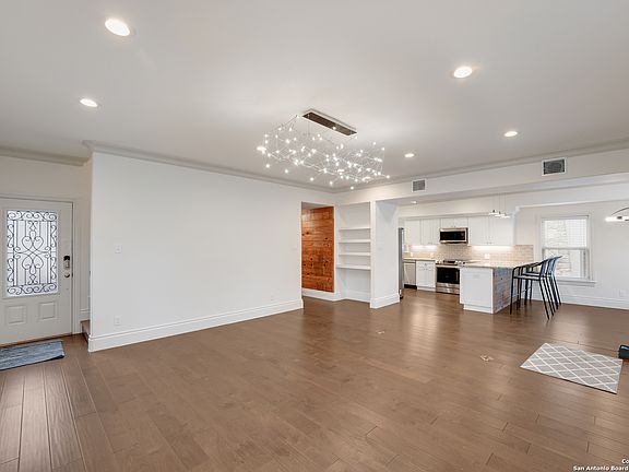 4th image of 402 Elmhurst