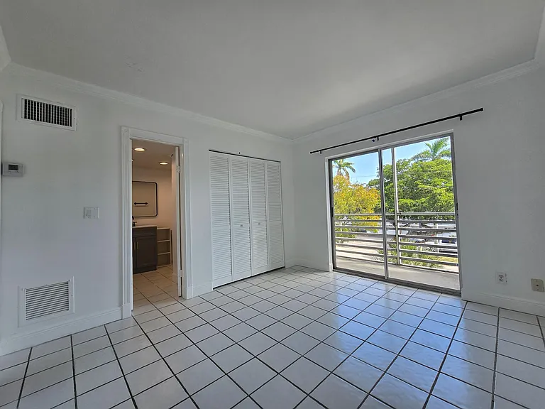 1407 NE 56th St #309 — Photo 10