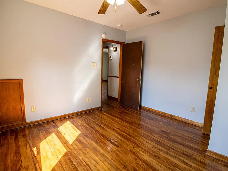 910 Falls St — Photo 11