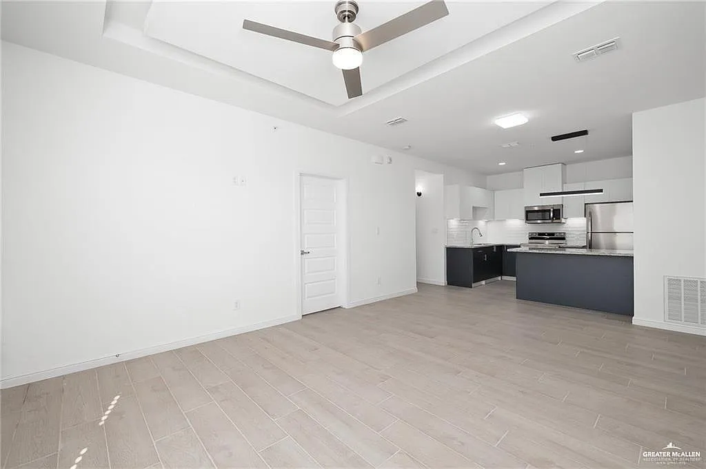 2 bed, 2.0 bath, 900 sqft, $1,100 — Photo 3