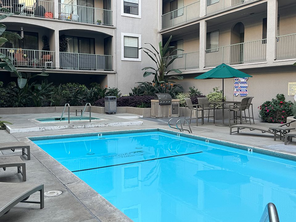Amenities include a pool, jacuzzi, and full gym.
