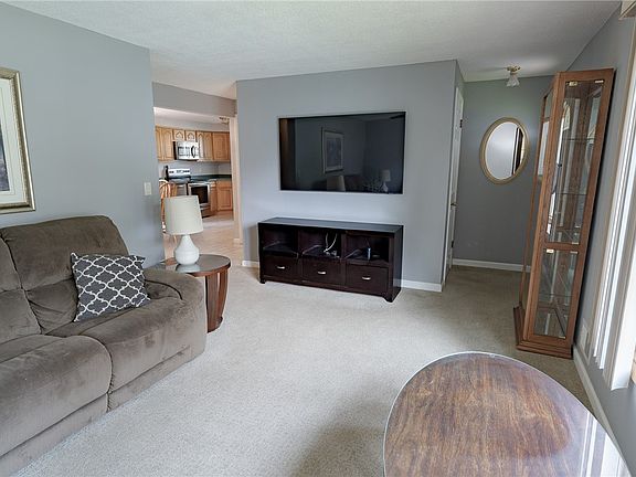 3rd image of 196 Youngs Ave