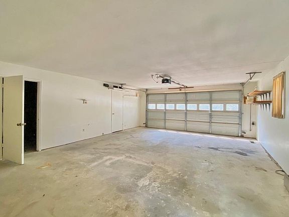 4th image of 120 Westlake Rd
