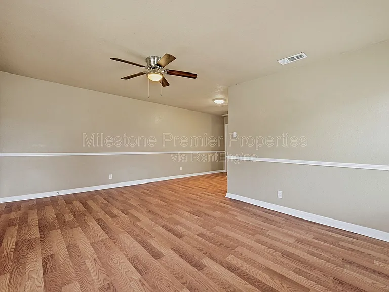 1701 W Elm St — Photo 4