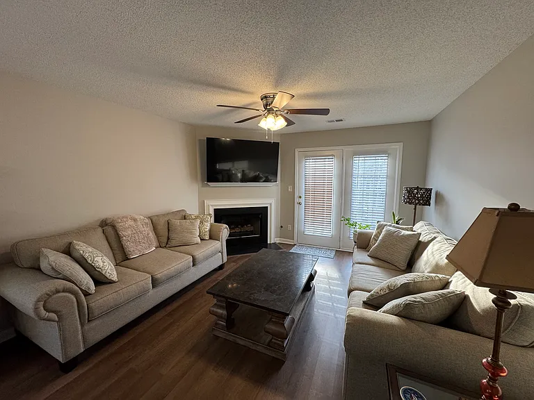 8 Hampton Oaks Pl — Photo 5