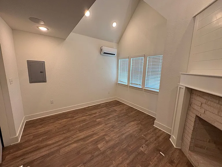 3846 W Somerville Ln — Photo 2