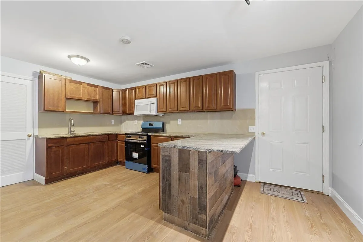 2 bed, 800 sqft, $1,700 — Photo 1
