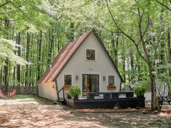 7113 Maple Ave, South Haven, MI 49090