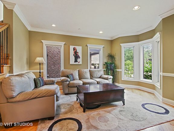 3rd image of 1703 Lunt Ave