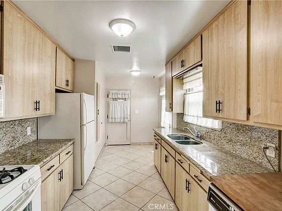 5th image of 25757 Lomas Verdes St