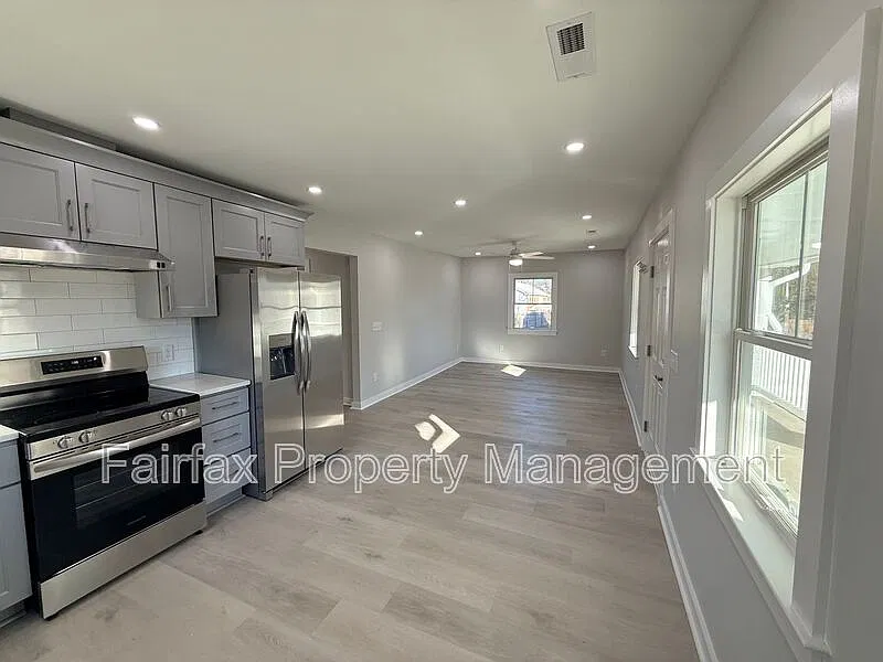 3 bed, 2.0 bath, $2,400 — Photo 3