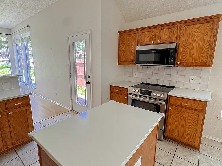 7015 Hillwood Dr — Photo 25