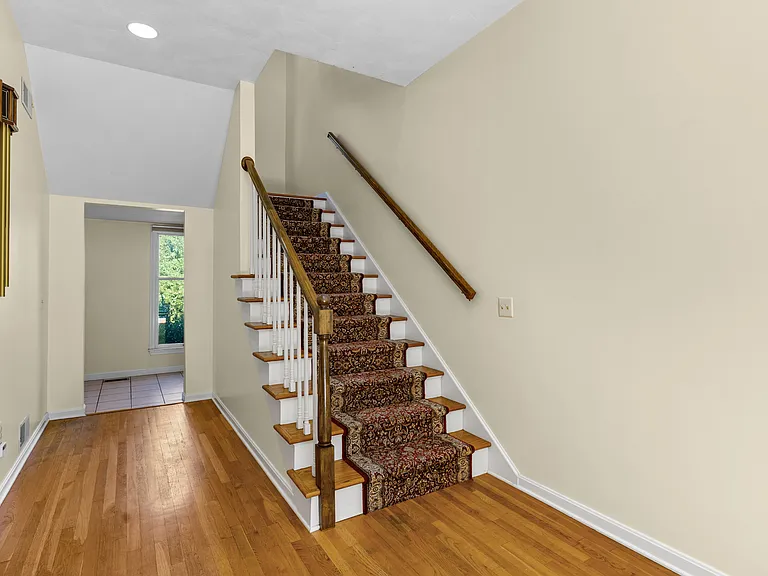 80 Howland Rd — Photo 40