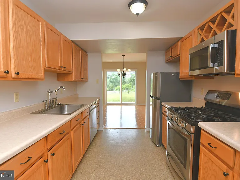 2521 Emerald Ln — Photo 4
