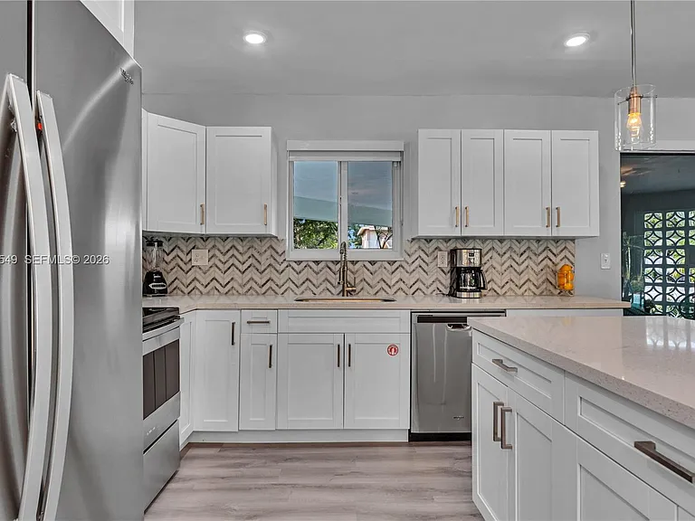 204 SW 19th Ave — Photo 3