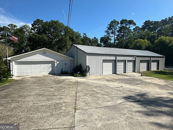 3rd image of 614 N Victory Dr