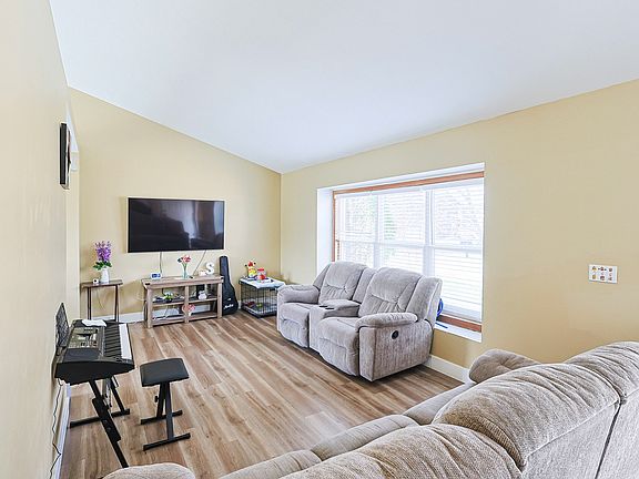 4th image of 520 Calgary Way