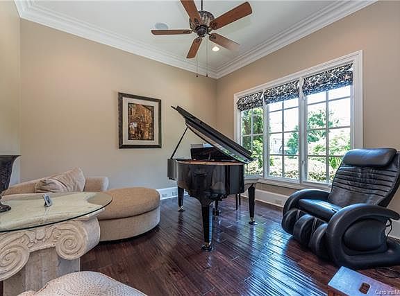 3rd image of 812 Verney Ln