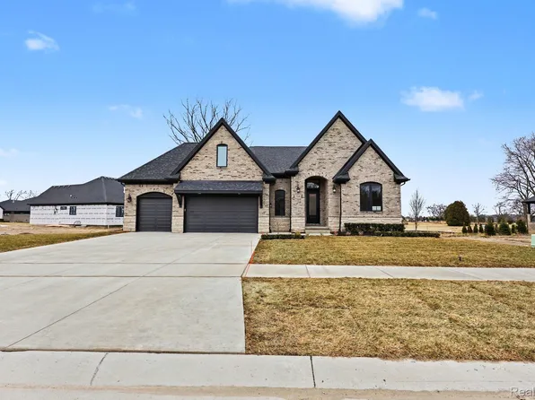 57192 Meadowridge Dr, Washington, MI 48094