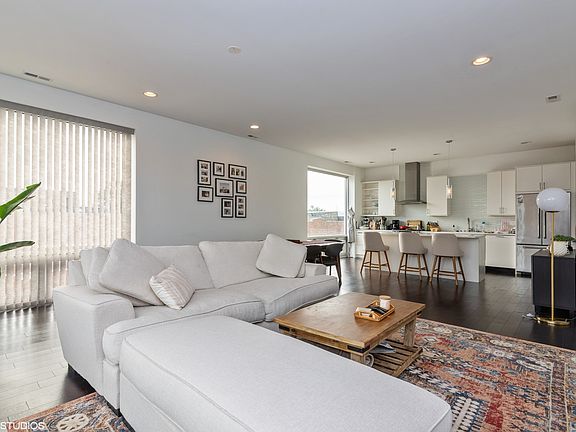3rd image of 514 N Damen Ave #2N