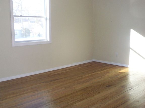 Bedroom w hardwood floors
