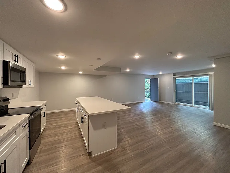 1635 North Martel Avenue — Photo 36