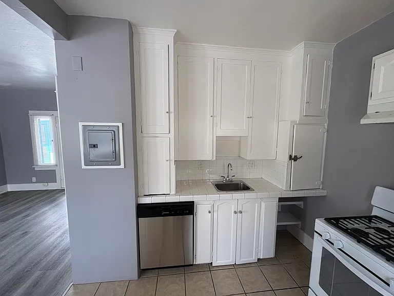 1836 E 1st St #12 — Photo 6