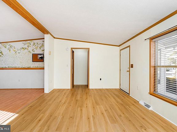 4th image of 405 Maplehurst Ct