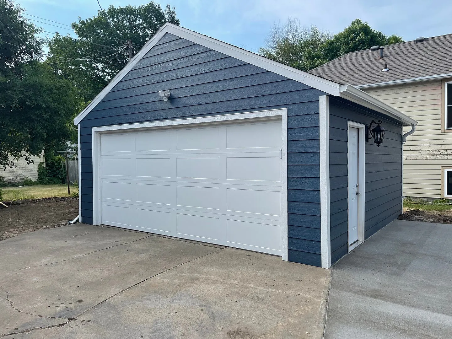 One block from USF! Huge home with 4 bedrooms! Fenced in yard — Photo 4