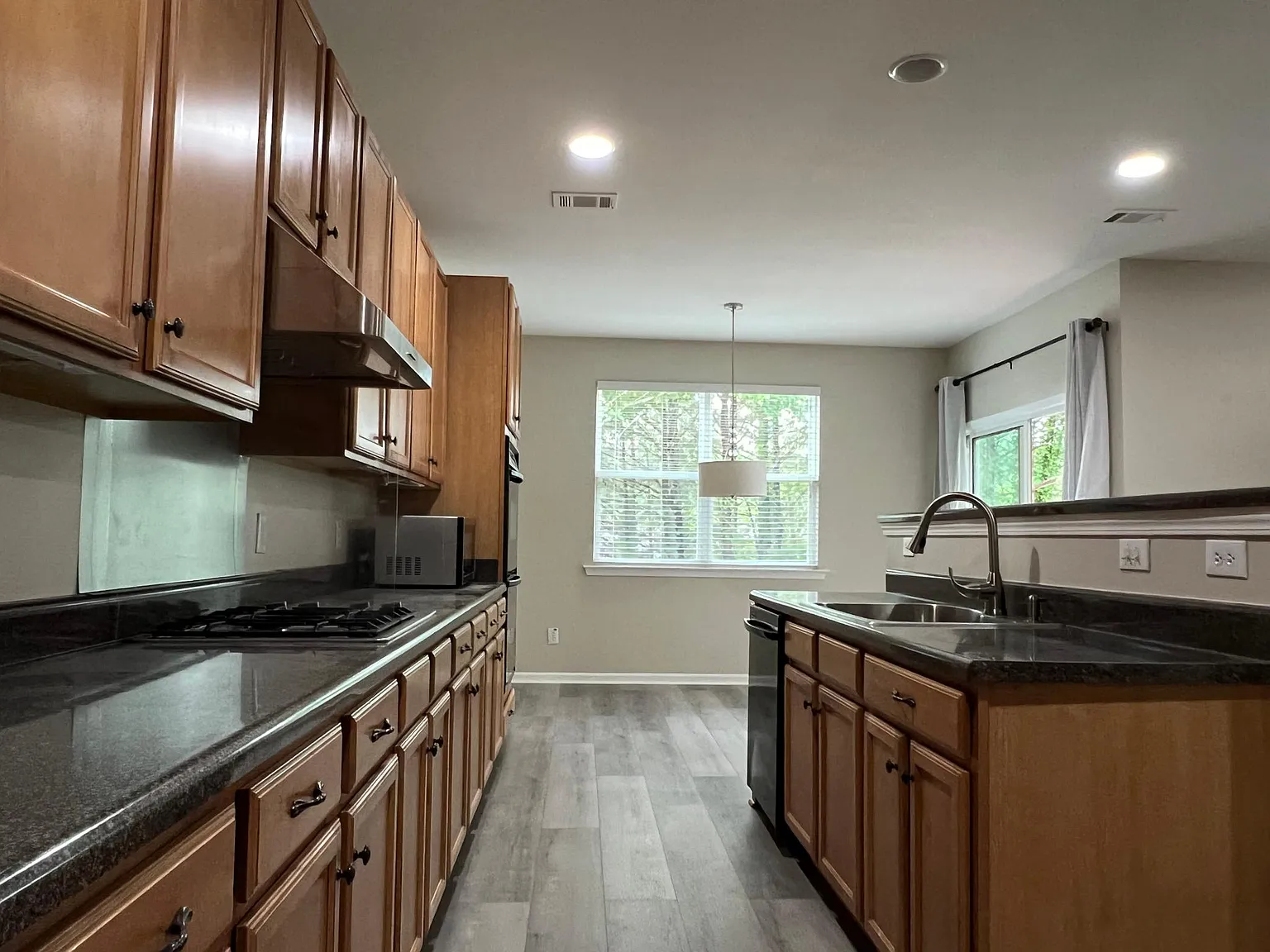 5 bed, 3551 sqft, $2,975 — Photo 4