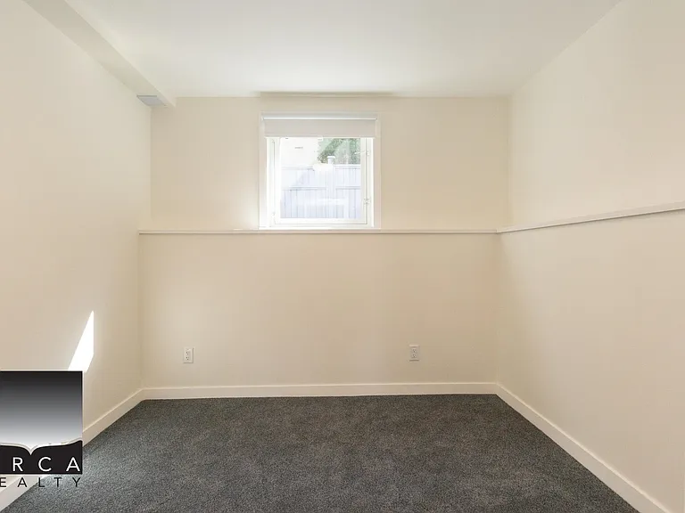 1864 Walnut Cres — Photo 11