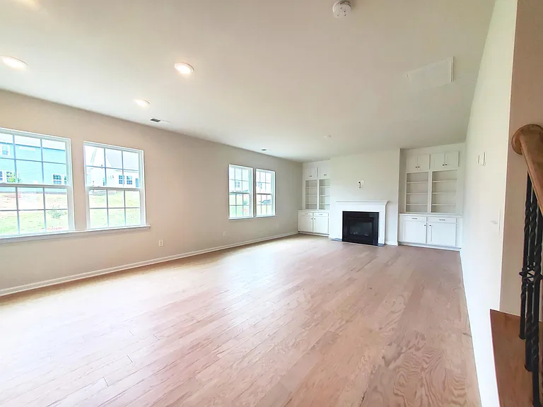 1009 Gabardine Ln — Photo 4