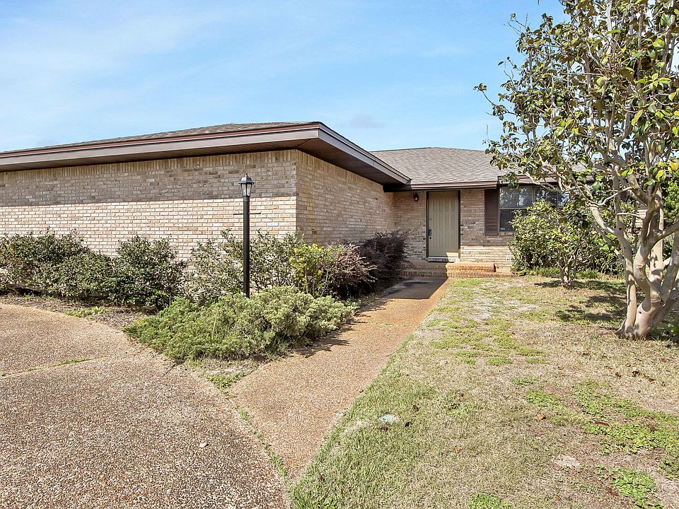 1st image of 806 S Longwood Cir