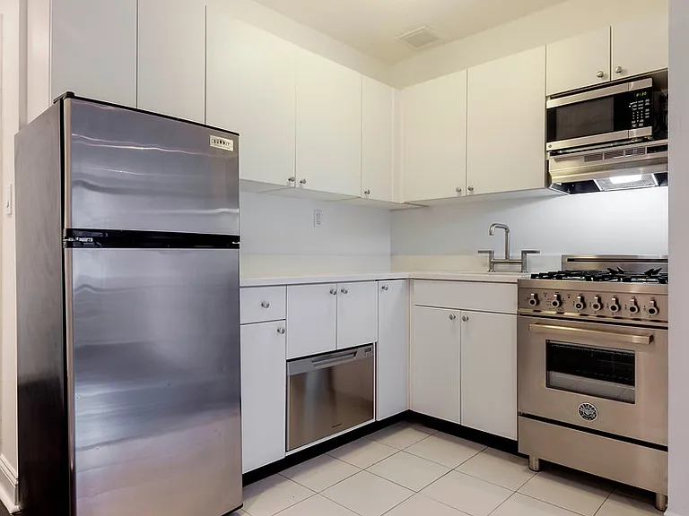 255 W 14th St #4B — Photo 3