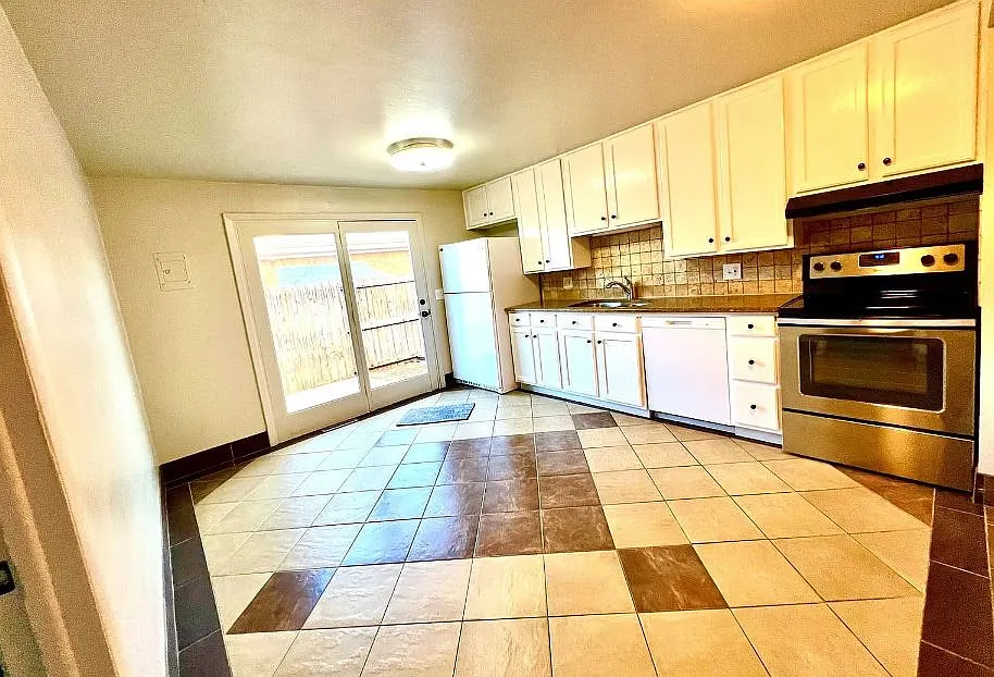 3 bed, 1072 sqft, $2,650 — Photo 4