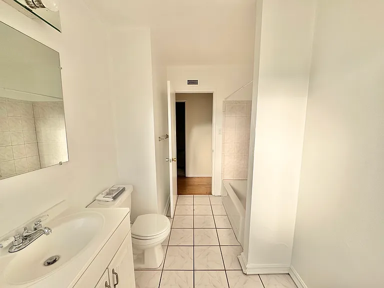 7928 Owensmouth Ave — Photo 20