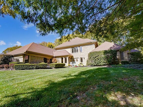 3rd image of 5860 Batsford Dr