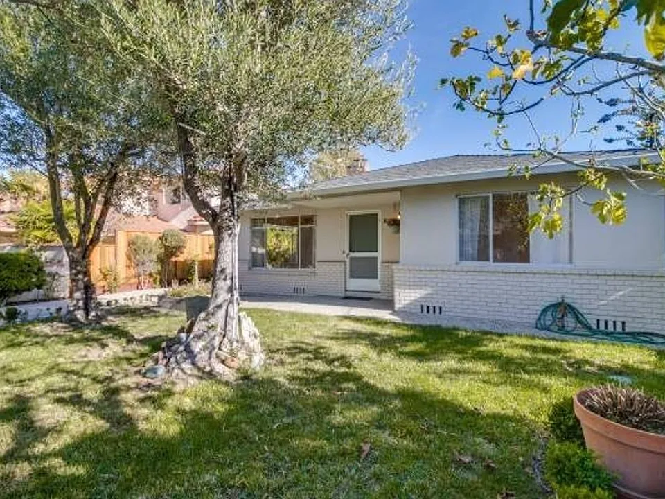 2141 Valparaiso Ave