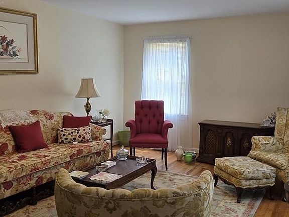 5th image of 127 Poplar St