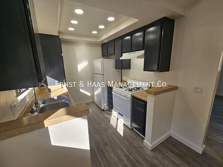 411 W 4th St #3 — Photo 8