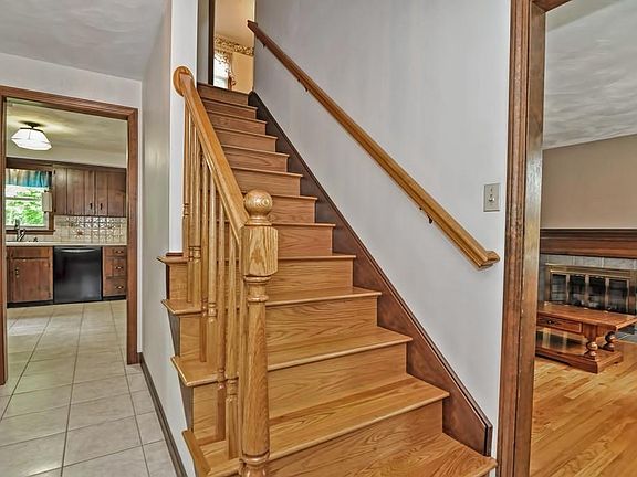3rd image of 2 Redwood Dr