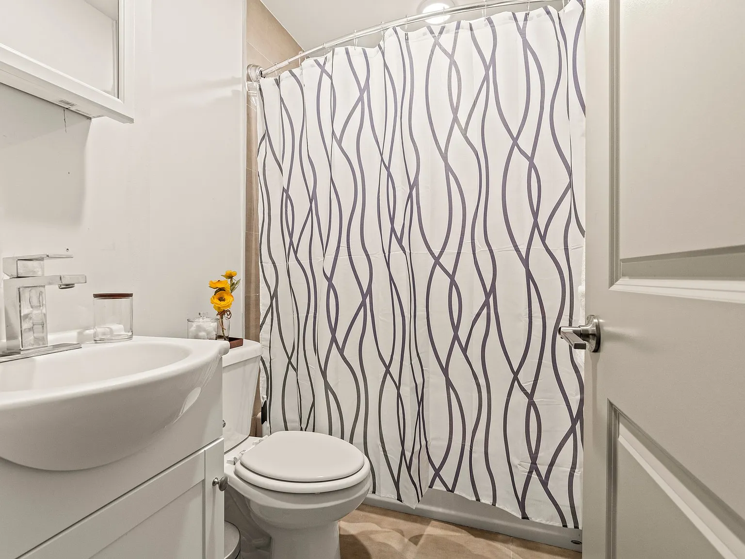 One Bedroom Apartment in University City — Photo 4