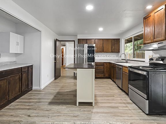 5th image of 10925 SW Mira Ct